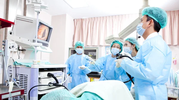 Доктор в операційній кімнаті зі своєю командою — стокове фото