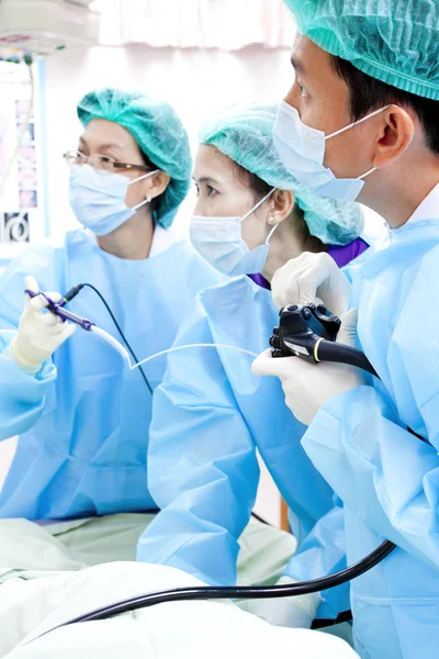 Doutor em sala de operação com sua equipe — Fotografia de Stock