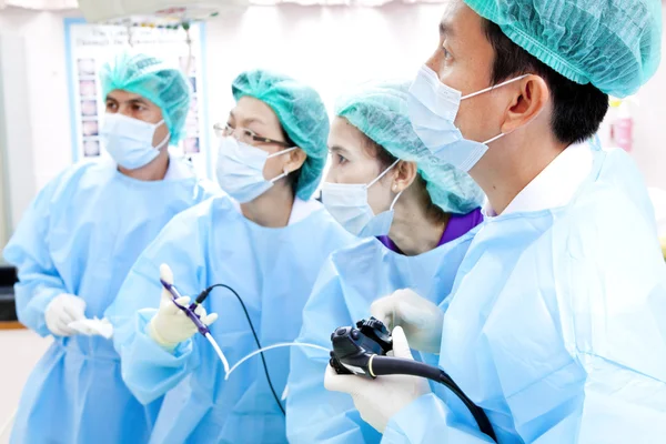 Arzt mit seinem Team im Operationssaal — Stockfoto