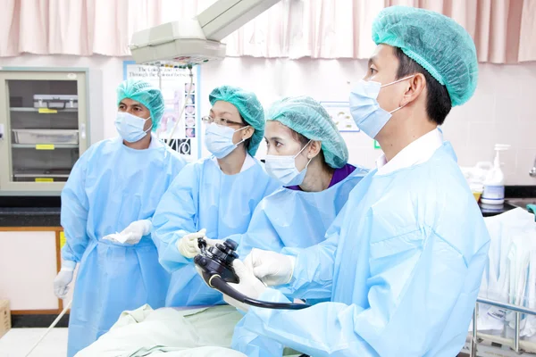 Doctor in de operatie kamer met zijn team — Stockfoto