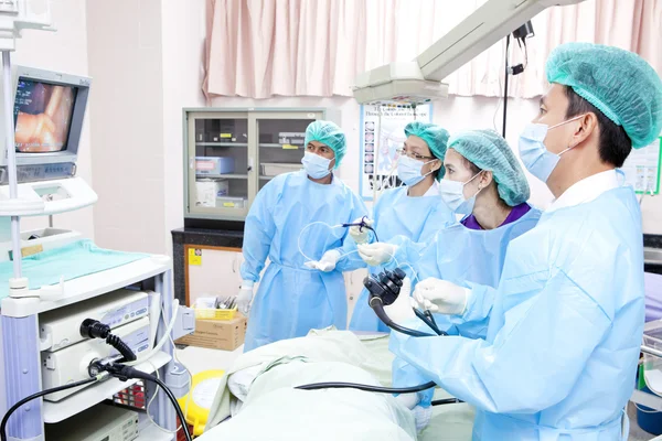 Doutor em sala de operação com sua equipe — Fotografia de Stock