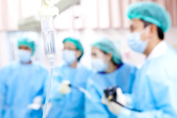 Doutor em sala de operação com sua equipe — Fotografia de Stock