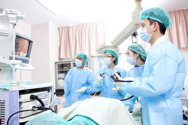 Médecin en salle d'opération avec son équipe — Photo