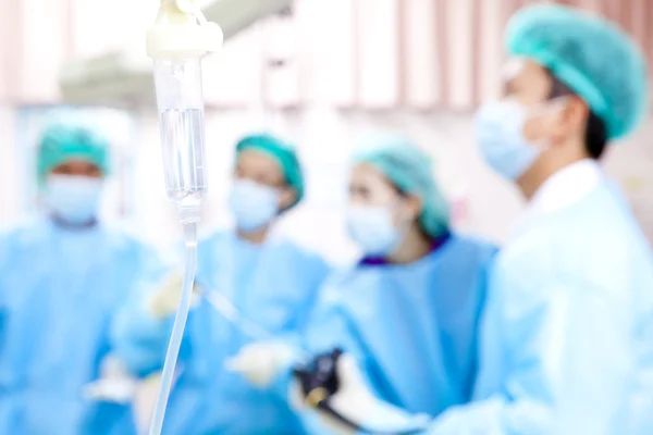 Doctor in de operatie kamer met zijn team — Stockfoto