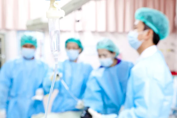 Médecin en salle d'opération avec son équipe — Photo