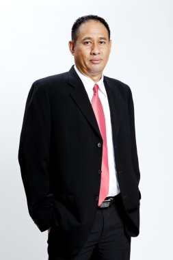 Beyaz arka plan üzerinde ayakta olgun iş adamı