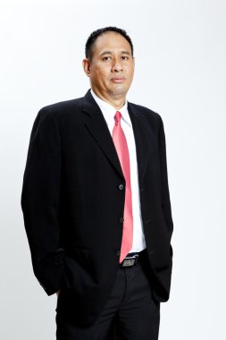 Beyaz arka plan üzerinde ayakta olgun iş adamı