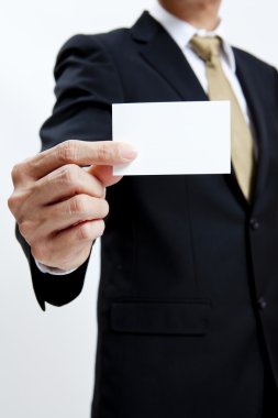 boş not kartı tutan portre iş adamı