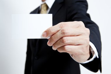 boş not kartı tutan portre iş adamı