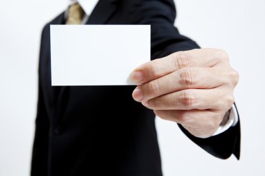 boş not kartı tutan portre iş adamı
