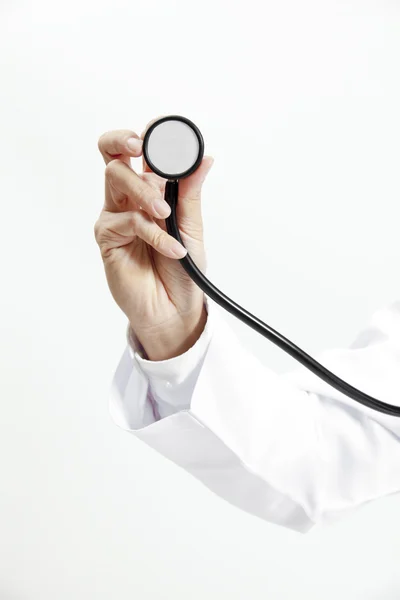 Medico con stethoscope.Selecti ve concentrarsi sullo stetoscopio . — Foto Stock