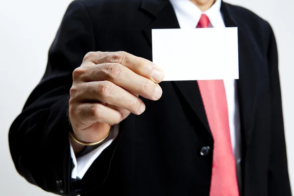 Retrato de hombre de negocios con tarjeta de nota en blanco — Foto de Stock