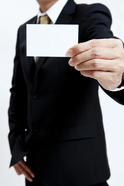 Retrato de hombre de negocios con tarjeta de nota en blanco — Foto de Stock