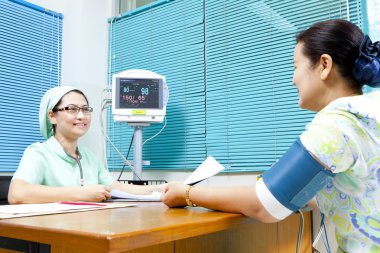 kadın doktor ve hasta