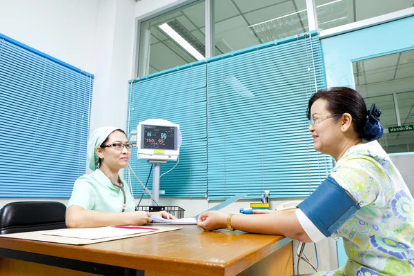 Doctora y paciente — Foto de Stock