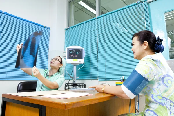 Femme médecin et patient — Photo