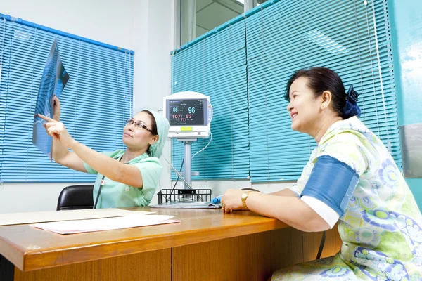 Médico e paciente — Fotografia de Stock