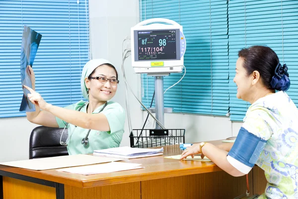 Médico y paciente —  Fotos de Stock