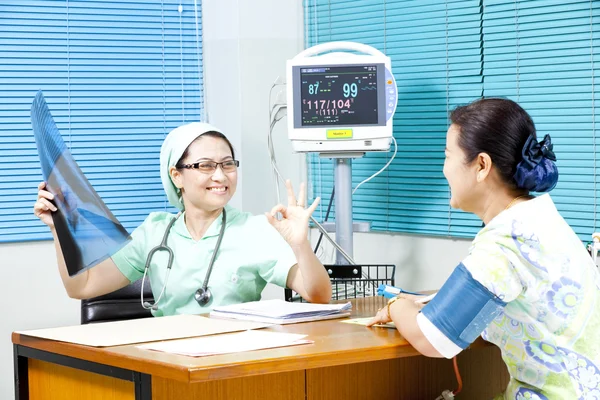 Médico y paciente — Foto de Stock