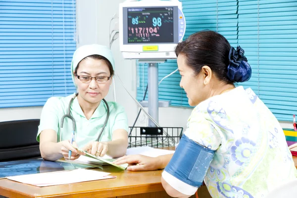 Médica e paciente do sexo feminino — Fotografia de Stock