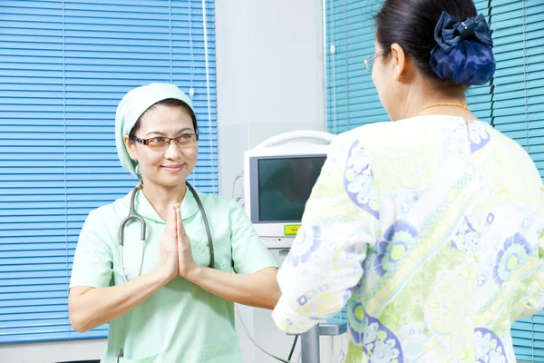 Arzt und Patient begrüßen sich — Stockfoto