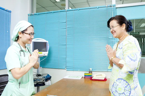 El doctor y el paciente se dan la bienvenida. —  Fotos de Stock