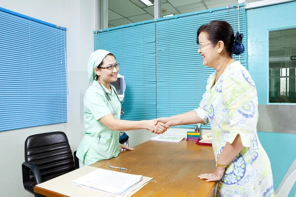 Médecin et patient serrant la main — Photo