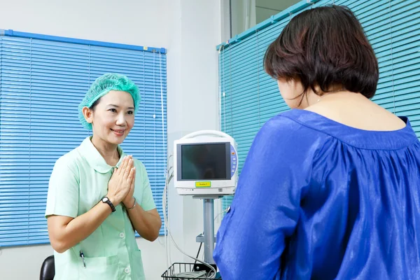 Medico femminile e paziente femminile — Foto Stock