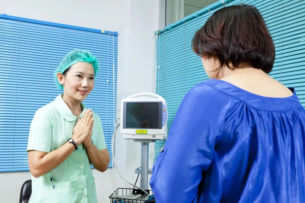 Médica e paciente do sexo feminino — Fotografia de Stock