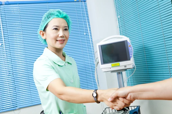 Ärztin und Patientin beim Händedruck — Stockfoto