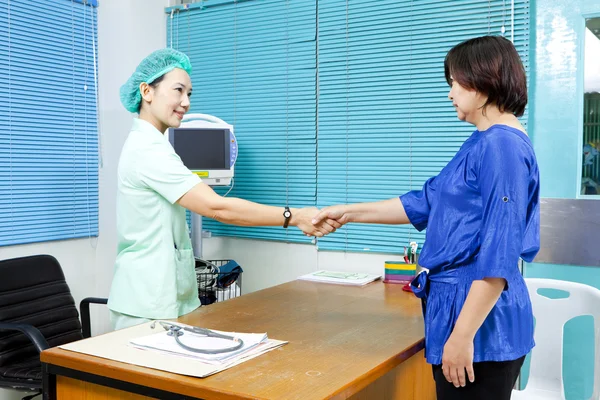 Médica e paciente do sexo feminino — Fotografia de Stock