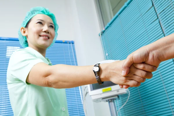 Femme médecin et patiente poignée de main — Photo