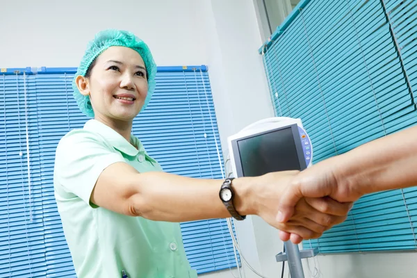 Жінка-лікар і пацієнтка рукостискання — стокове фото