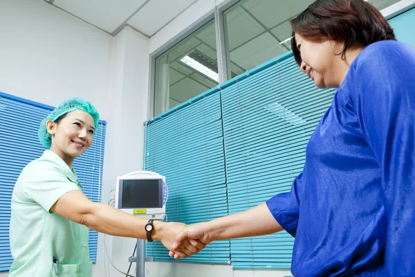 Médica e paciente do sexo feminino — Fotografia de Stock