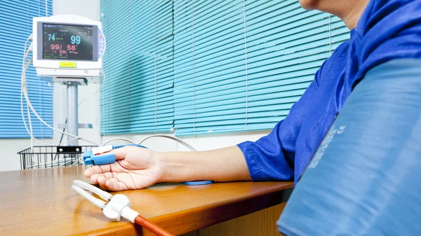 Female Patient in doctors cabinet — Stock Photo, Image