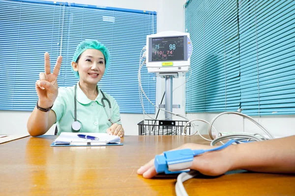 Médecin féminin montrant OK signe au patient — Photo