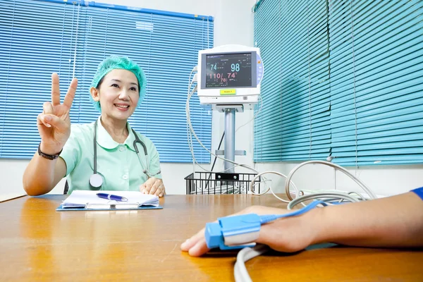 Ärztin zeigt Ok-Zeichen an Patientin — Stockfoto