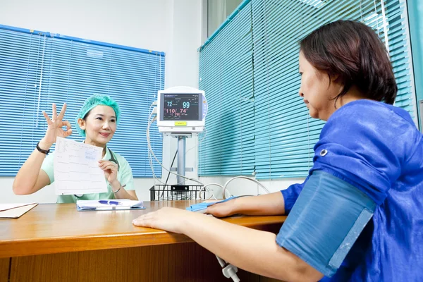 Médica e paciente do sexo feminino — Fotografia de Stock