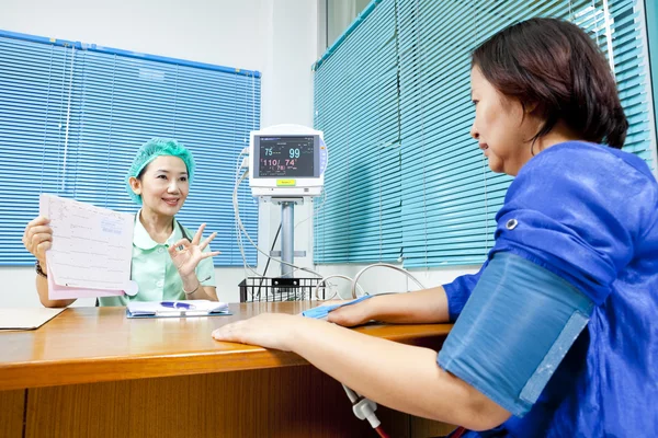 Female Doctor and Female Patient — Stock Photo, Image
