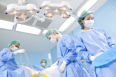 Doktor ekibi ile operasyon odasında