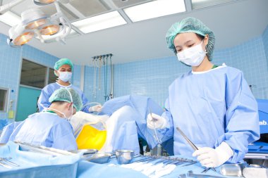 Doktor ekibi ile operasyon odasında