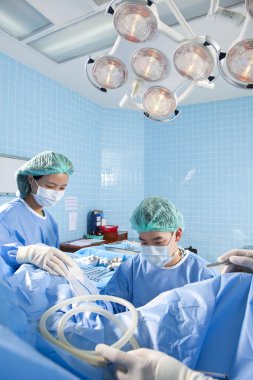 Doktor ekibi ile operasyon odasında
