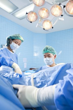 Doktor ekibi ile operasyon odasında