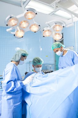 Doktor ekibi ile operasyon odasında