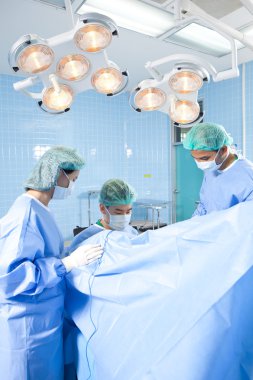 Doktor ekibi ile operasyon odasında