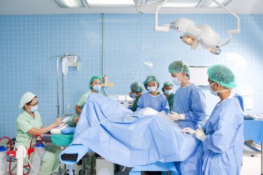 Doktor ekibi ile operasyon odasında