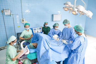 onların çalışma sırasında hastaya operasyon Masası çevresindeki birkaç cerrahlar