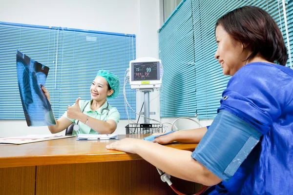 Doctora y paciente mujer — Foto de Stock