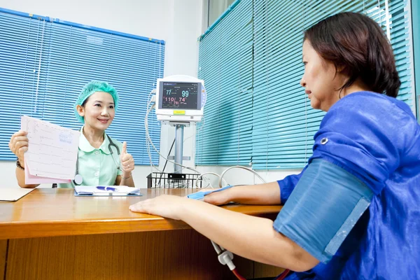 Médica e paciente do sexo feminino — Fotografia de Stock