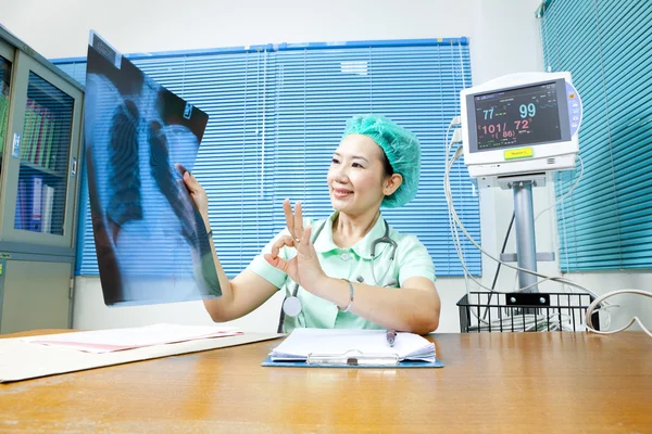 Arzt beobachtet Patient im Krankenhaus beim Röntgen — Stockfoto